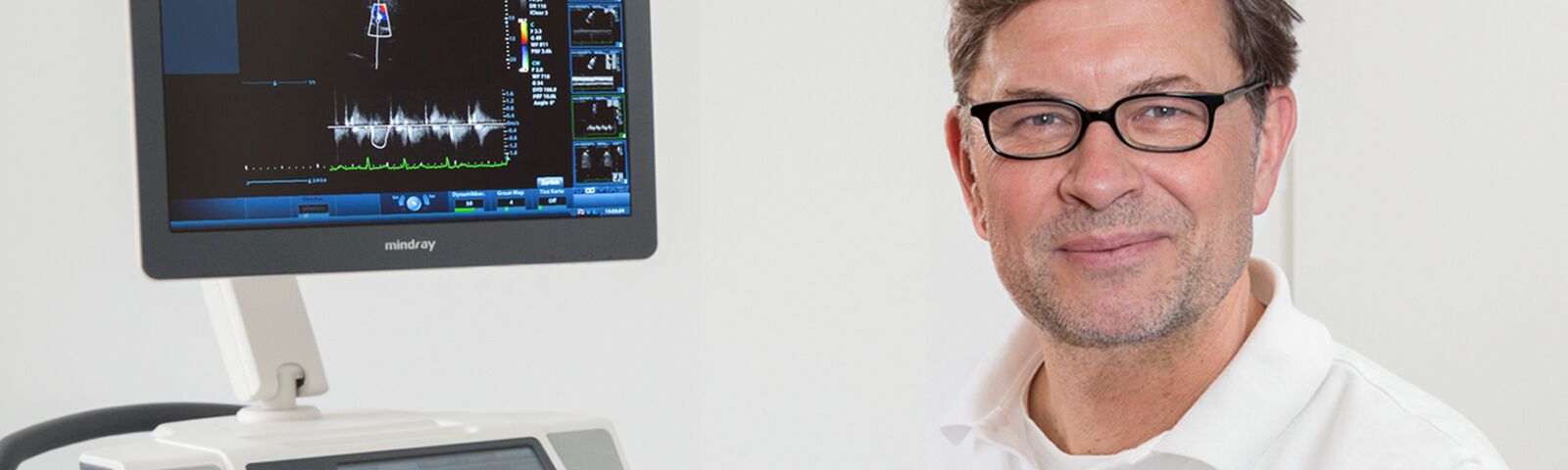 Dr. med. Abrecht Schultze sitzt vor Ultraschallgerät