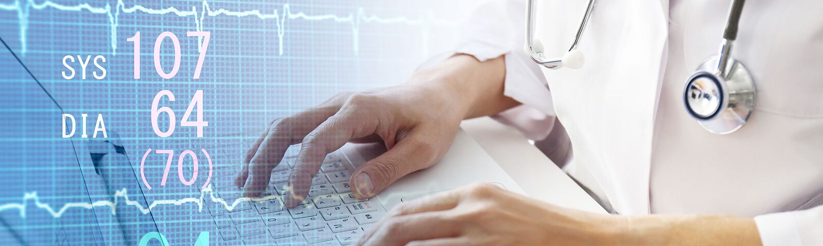 Arzt mit weißen Kittel und Stethoskop um den Hals tippt auf Tastatur. Überlagert wird die linke Hälfte von einem Diagramm einer Herzfrequenz