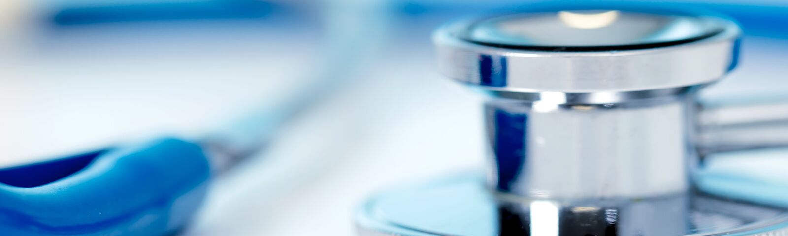 Blaues Stethoskop liegt auf einer weißen Fläche